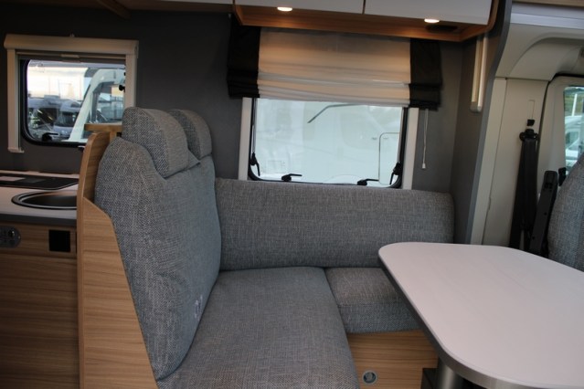 Dethleffs 7052 DBM Just 90 Queenbed + hefbed riante garage (94  foto: 24