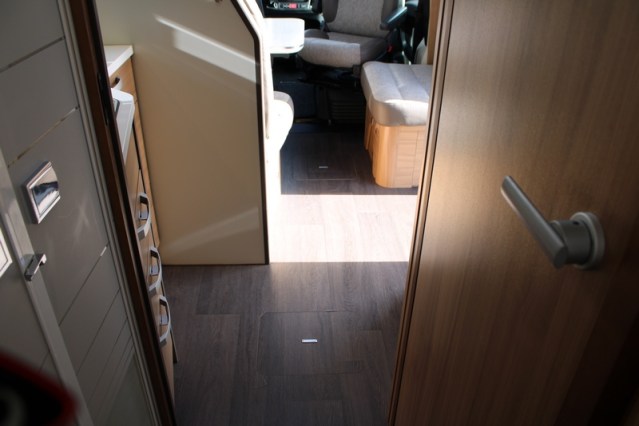 Adria Coral S 670 SC met elektrisch in hoogte verstelbaar Queensbed slechts 40801 km (65  foto: 37
