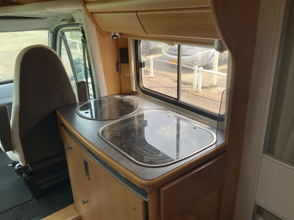 LMC  Fiat Ducato  2,8 JTD  128 PK , AUTOMAAT   Half-integraal ,  Motor-airco , 2 Lengte-bedden ( Laag ) , Alko-chassis  etc. Bj 2003 Camper centrum on the road Marum  foto: 8
