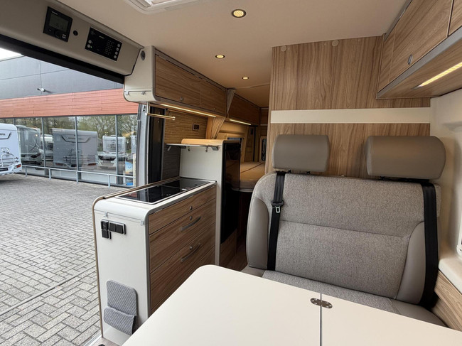 Hymer Yellowstone Cross-Over 180PK 9T-Automaat Enkele Bedden Zonnepanelen foto: 10