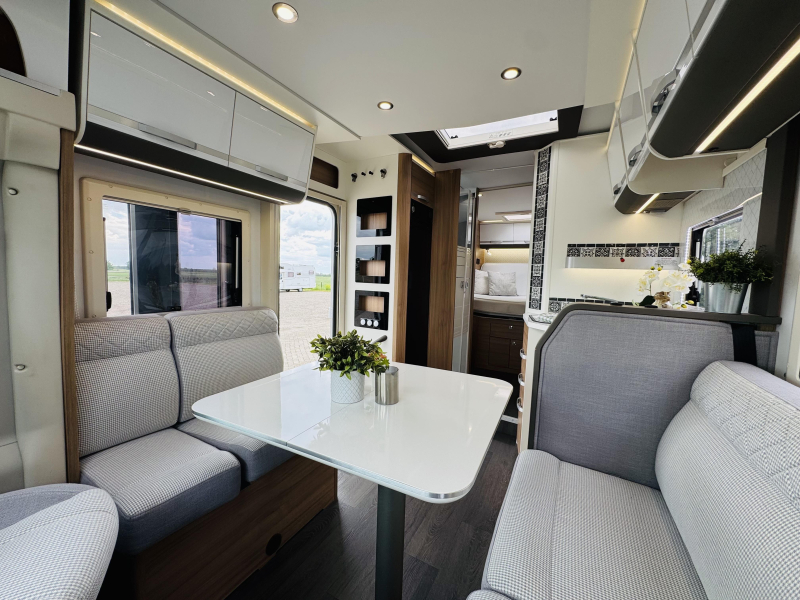 Adria Matrix Plus 670 DC Queensbed Hefbed Omvormer  foto: 9