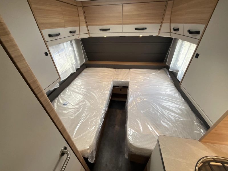 Dethleffs Summer Edition 460 EL SINGLE BEDS-XL FRIDGE photo: 7