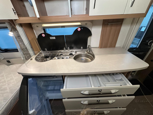 Hobby De Luxe 440 SF photo: 7