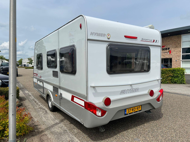 Hymer Sporting 465 | Mover enti&egrave;rement automatique | Auvent comme neuf | Sommier &agrave; lattes | Coin salon convertible | Auvent | Lit fran&ccedil;ais | Porte-v&eacute;los photo : 6