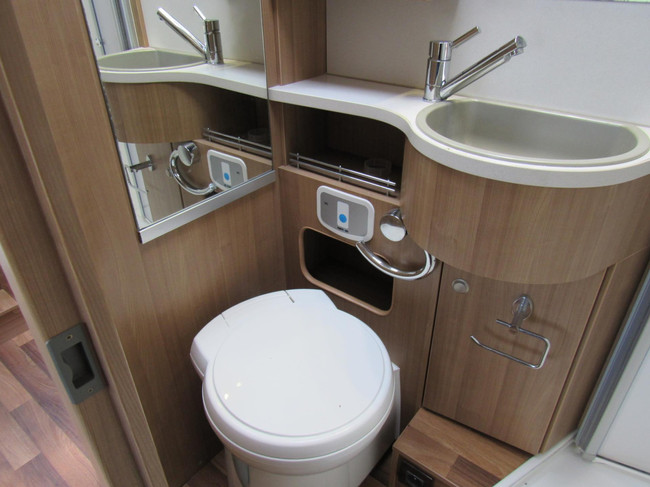Hymer Exsis-i EX 688 Enkelebedden hefbed integraal bj2014 foto: 17