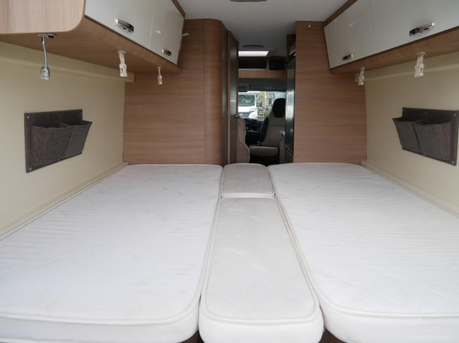 Karmann Davis 620, 6.40 Meter Buscamper, Lengtebedden foto: 19