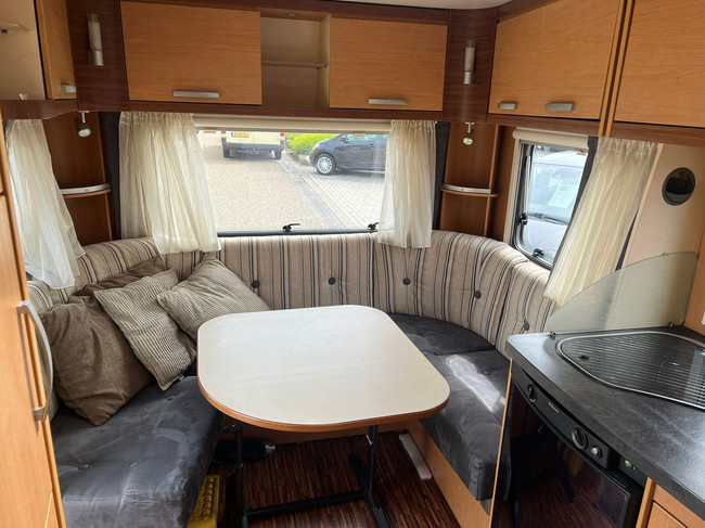 Hymer Sporting 465 | Mover enti&egrave;rement automatique | Auvent comme neuf | Sommier &agrave; lattes | Coin salon convertible | Auvent | Lit fran&ccedil;ais | Porte-v&eacute;los photo : 7