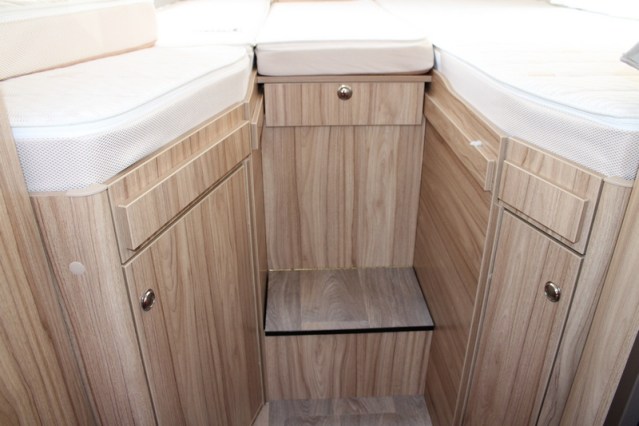 Compacto Hymer Exsis i 474 Fiat 160 cv estrecho ligero camas individuales y cama abatible (55 foto: 44