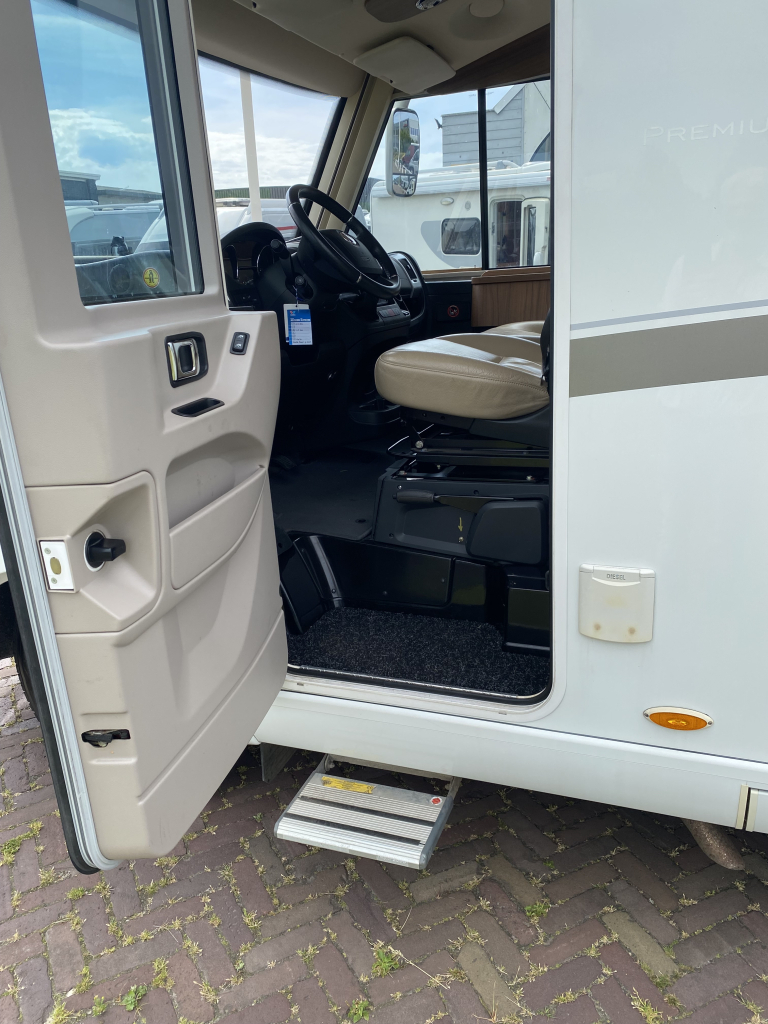 Hymer B 678 PL AUTOM&Aacute;TICO 3 litros di&eacute;sel con 177 CV, camas longitudinales y cama abatible A&ntilde;o 2016. Centrum On the Road en Noorderringweg 4 en Marum. foto: 12