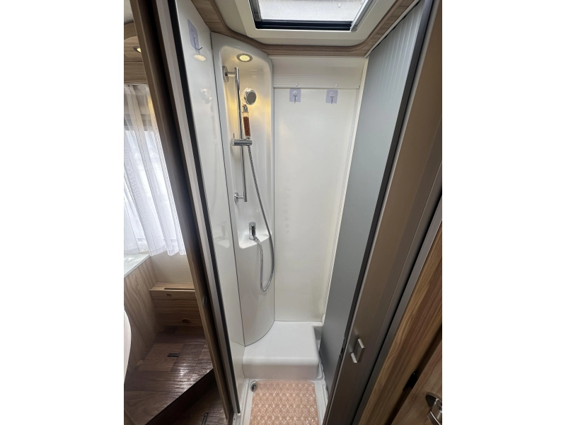 Hymer B698 Queensbed L-zit 150PK TV photo: 12