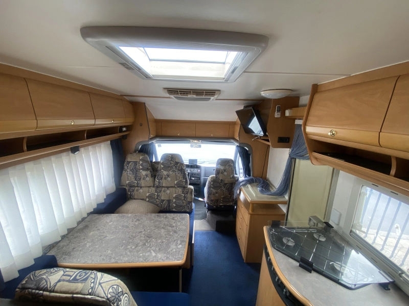 Dethleffs Globetrotter Frans bed Airco dinette  foto: 8