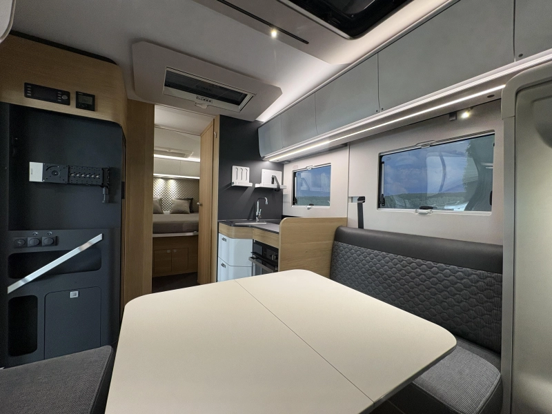 Adria Coral Plus 670 DC queensbed / automaat  foto: 7