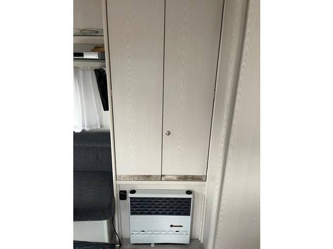 Knaus Sport 2404 | Auvent | Mover semi-automatique | Lit fixe | Dinette (coin salon rond) | Chauffage | Toilette &agrave; cassette | Galerie de toit/&eacute;chelle photo: 15