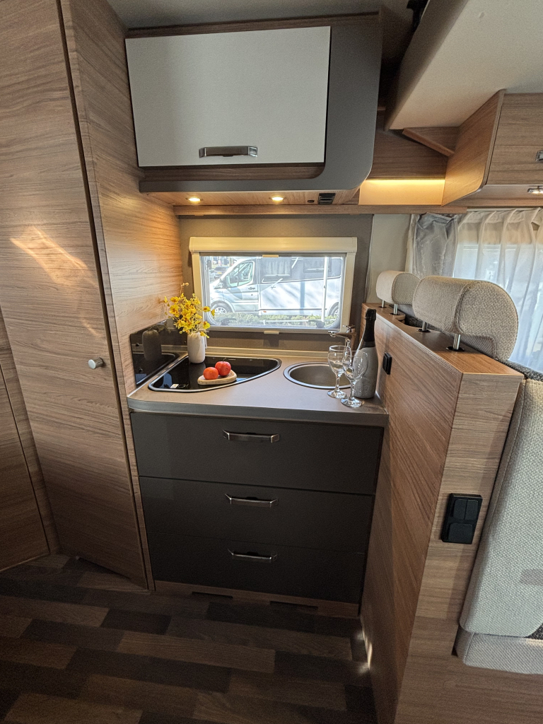 Weinsberg CaraSuite 650 9-VELOCIDADES AUTOM&Aacute;TICO CAMA FRANCESA + CAMA ABATIBLE foto: 6