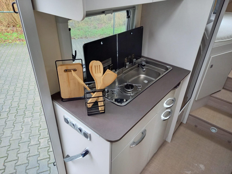 Bürstner Lineo 690 G - 155pk - Smalle camper  foto: 12