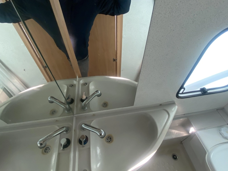 B&uuml;rstner T595 AIRCO 2.8 128 PS Franz&ouml;sisches Bett Foto: 28