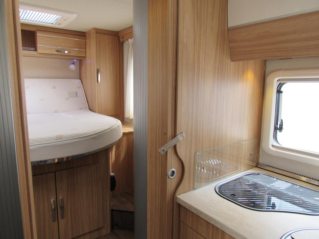 Hymer T598 Semi integraal Queensbed Hefbed bj2018 foto: 15
