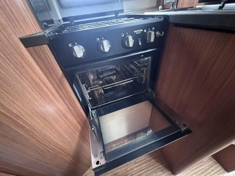 Adria Coral S 690 SC Queens-bed  foto: 13