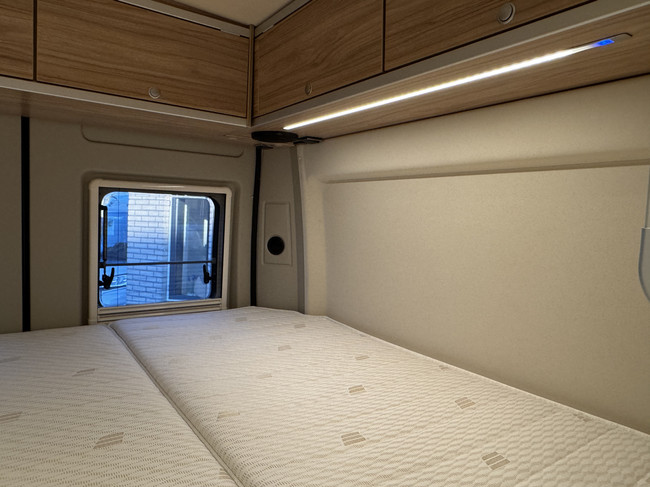 Hymer Yellowstone 640 techo elevable 160 cv *4 PERSONAS* Euro6 Fiat Ducato **Camas longitudinales/Techo elevable con 2 plazas para dormir/4 asientos/Litio/Sol foto: 23