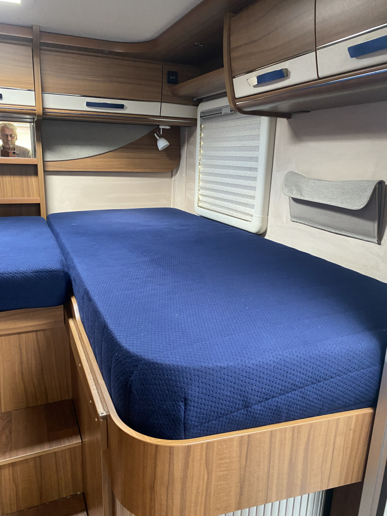 Hymer B 678 PL AUTOM&Aacute;TICO 3 litros di&eacute;sel con 177 CV, camas longitudinales y cama abatible A&ntilde;o 2016. Centrum On the Road en Noorderringweg 4 en Marum. foto: 4