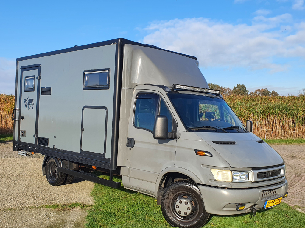 IVECO 2.3 TD Expedition Camper autosuficiente con paneles solares.