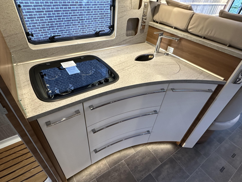 Dethleffs Globetrotter 7850 XLI DBM Premium, Placards sup&eacute;rieurs photo : 16