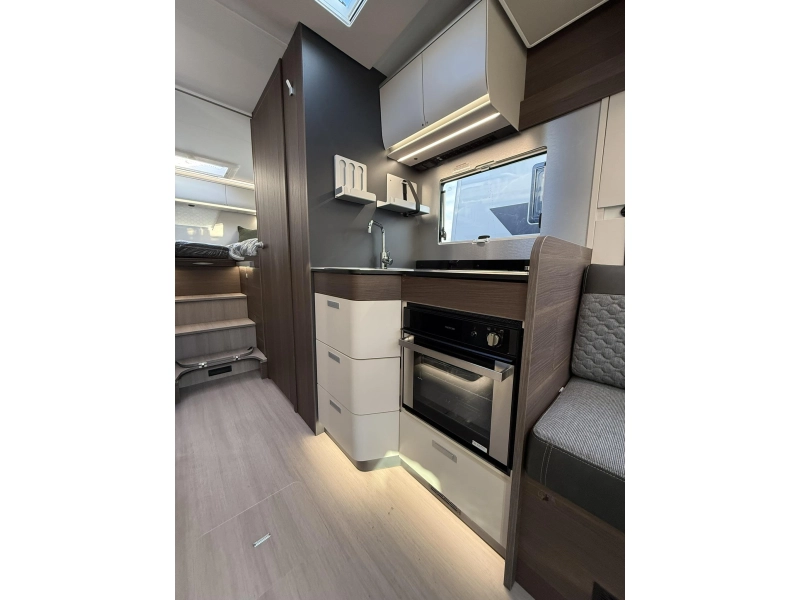 Adria Matrix Supreme 670 DL Automaat - 180PK - 44H  foto: 17