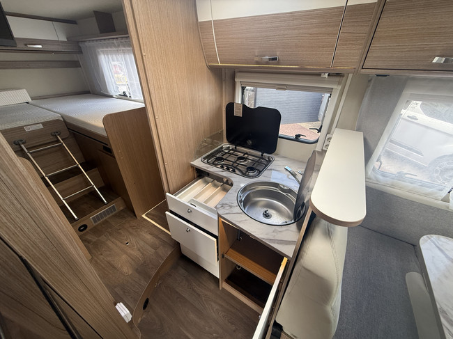 Hymer carado T 447 autom&aacute;tico camas individuales toldo aire acondicionado de techo panel solar antena parab&oacute;lica el&eacute;ctrica TV c&aacute;mara portabicicletas garaje grande nevera XXL foto: 16