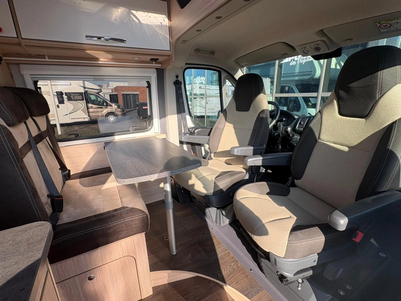 Roadcar R 600 Aire acondicionado, CruiseCtr, Toldo foto: 10