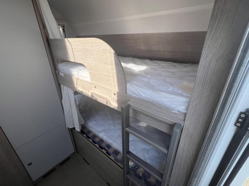 Bürstner Premio Plus 440 TK Met Isabella Ventura tent  foto: 10