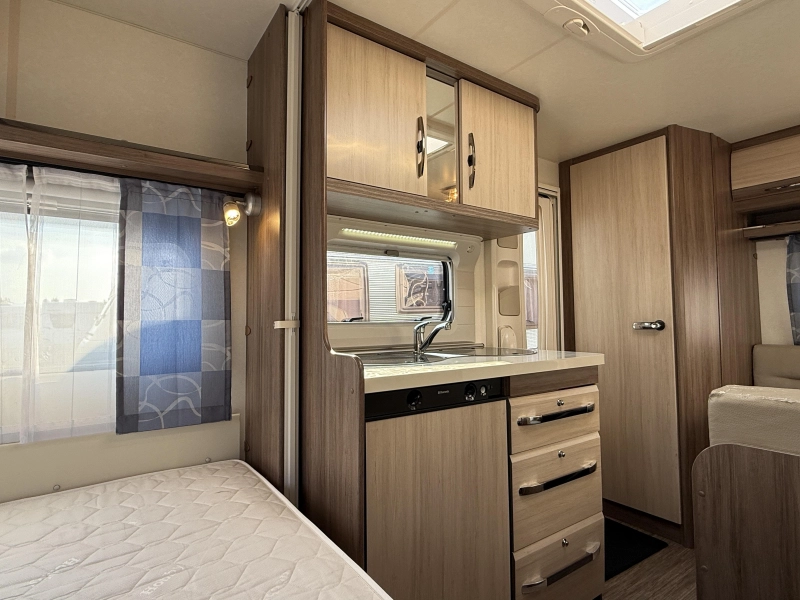 Hobby De luxe Easy 400 SF transverse bed dinette toilet photo: 6