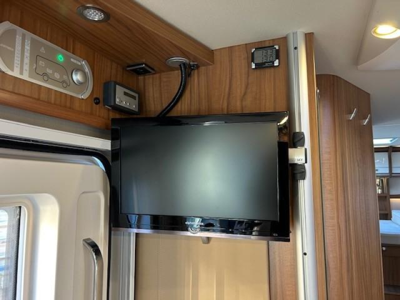 Hymer B584 B588 - automatic - low mileage photo: 18