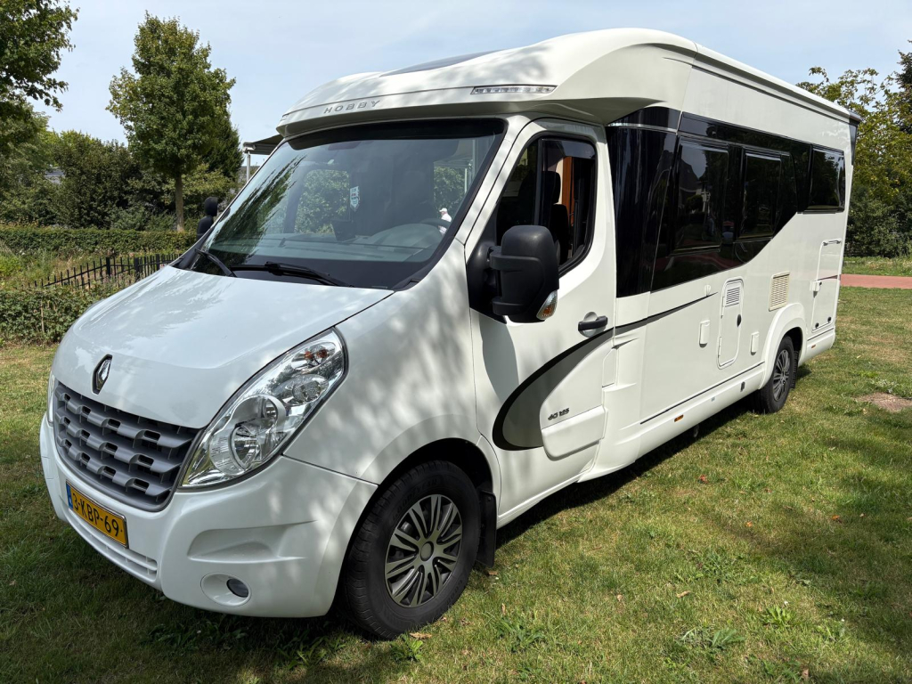 Eindejaars Korting! HOBBY 65GE Vloerverwarming, enkele bedden 3 zonnepanelen, trekhaak. Totaal 4000KG C1 rijbewijs