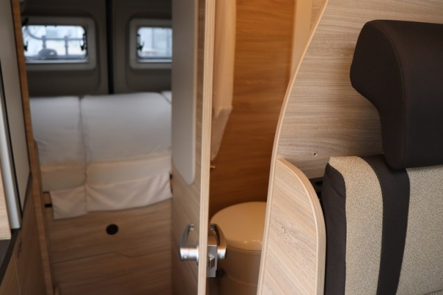 Autocaravana compacta Boxstar Street 600 de Knaus compacta 5.99 m cama transversal Fiat 140 cv (47 foto: 37