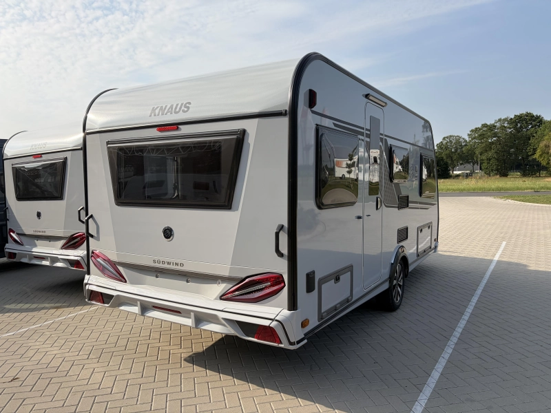 Knaus Sudwind Black Selection 460 EU enkele bedden / dinette  foto: 3