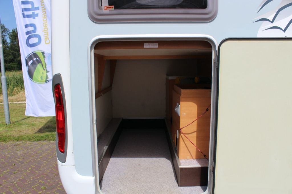 Knaus Sun Ti 700 Meg, Cama transversal, Garaje, Asientos delanteros giratorios, Media dinette, banco. A&ntilde;o 2008 Marum (Groningen) foto: 33