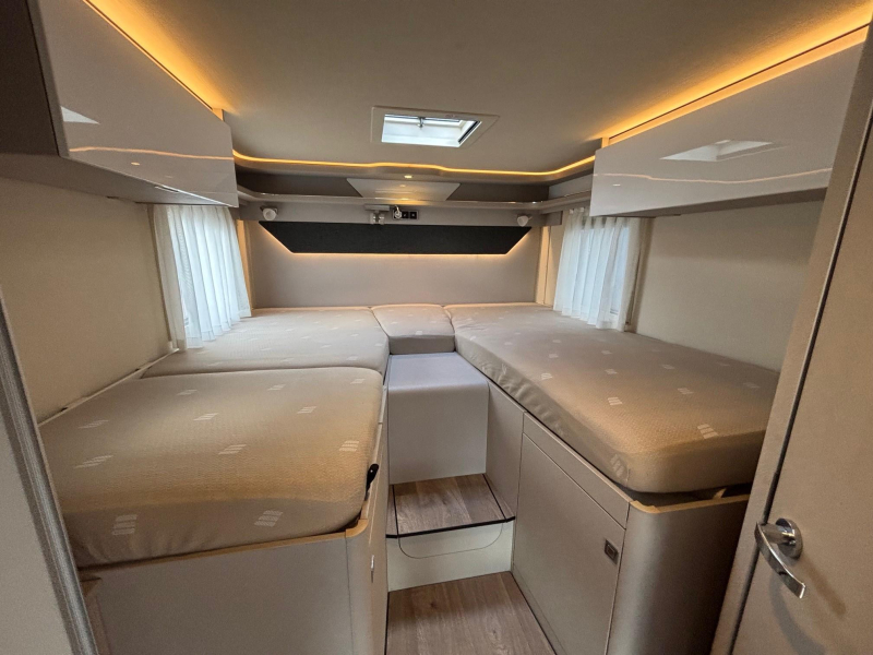 Hymer Tramp 685 topstaat face to face zit  foto: 2