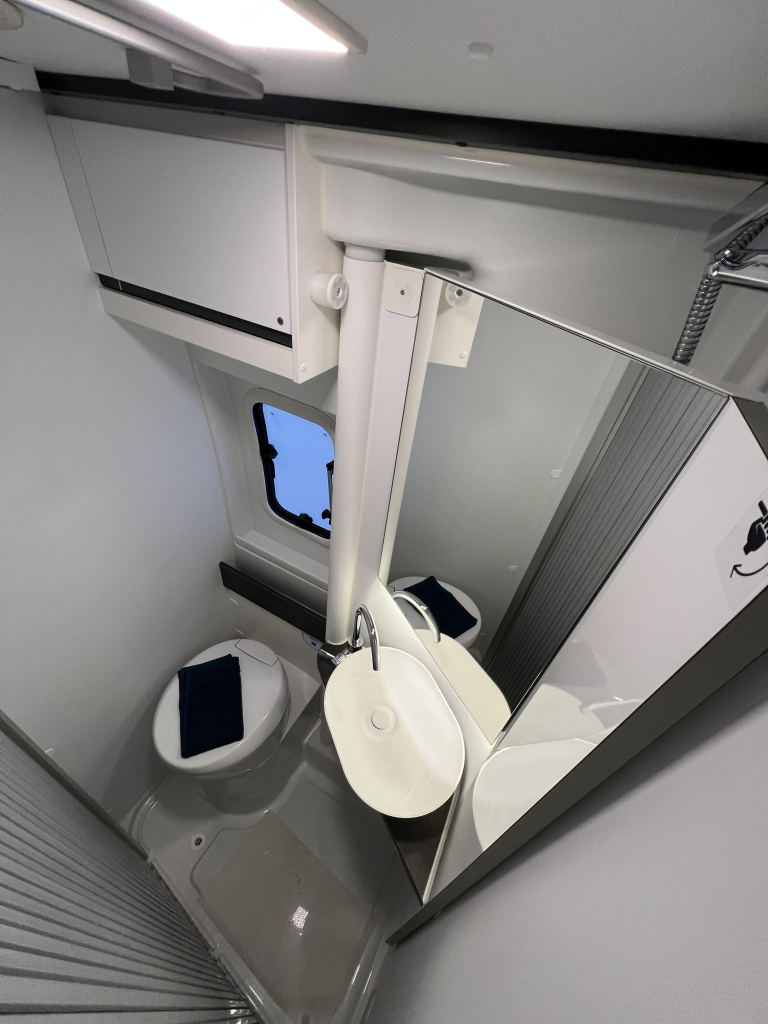 Adria Twin Supreme 640 SLB ENKELE BEDDEN SKYROOF CAMERA foto: 9