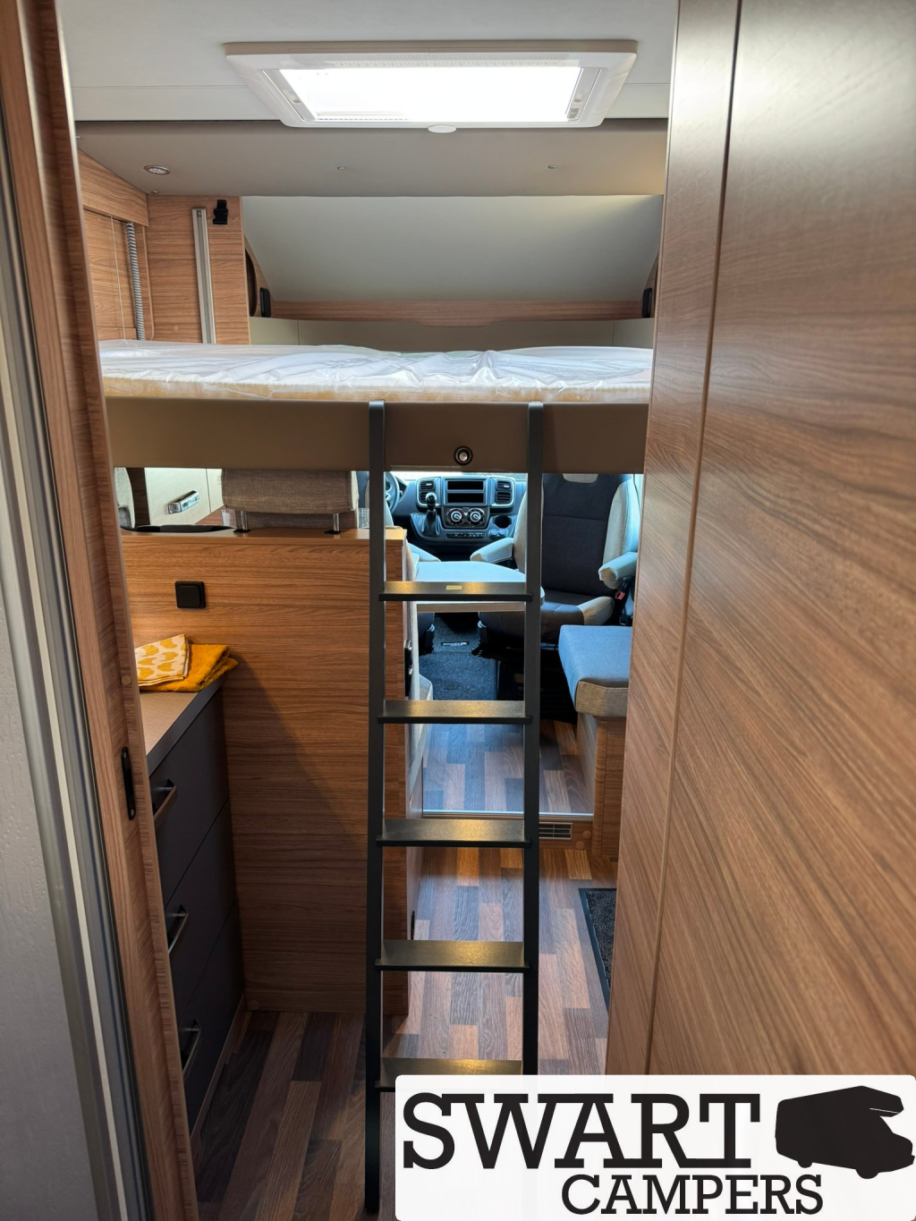 Weinsberg CaraSuite 700 ME, 180 CV Autom&aacute;tico 5 plazas con cintur&oacute;n Cama abatible Camas individuales foto: 20