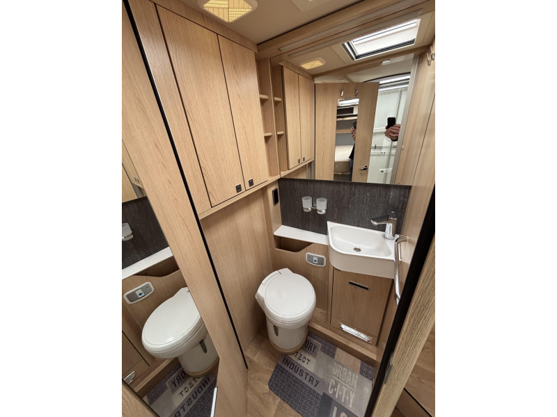 Hymer B ML I 790 Mercedes + Queen bed photo: 11