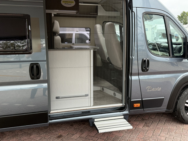 Karmann davis 620 9 traps automaat buscamper 141 pk euro 6 lengte bedden luifel hordeur uitzwenkbare fietsendrager zonnepanneel foto: 4
