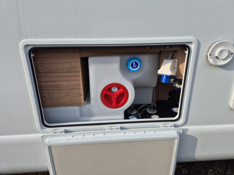 Weinsberg CaraCompact Pepper 600 MEG Combi 6E, panel solar, CE228 foto: 11