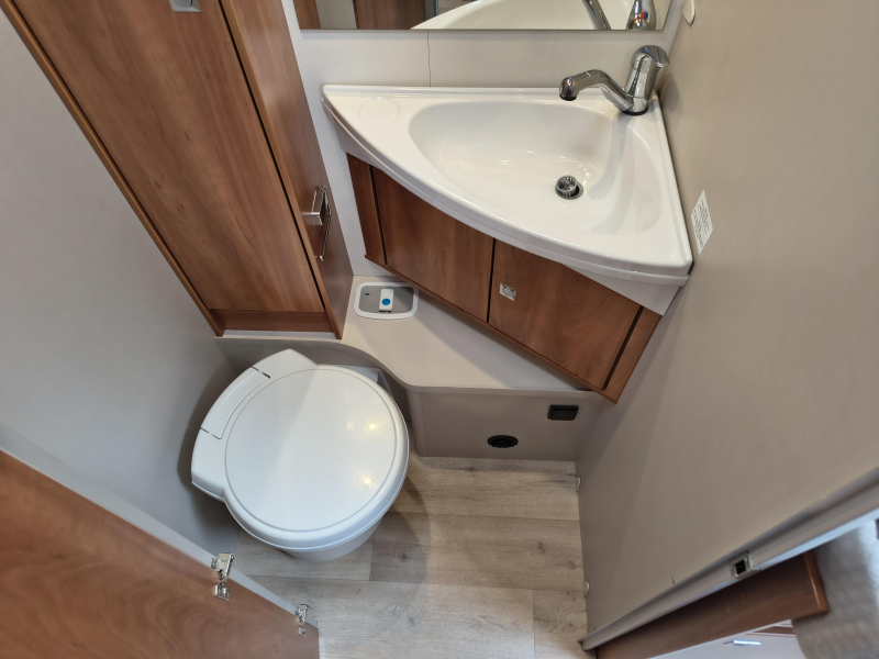 Dethleffs Trend T 7057 EB -9 traps automaat-hefbed  foto: 11