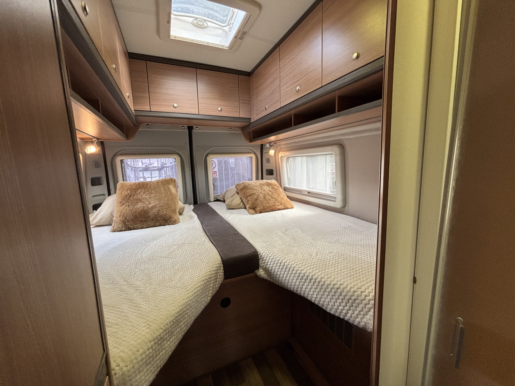 Knaus BOXSTAR FREEWAY 630 CAMAS INDIVIDUALES 2.18M ALTURA INTERIOR foto: 2