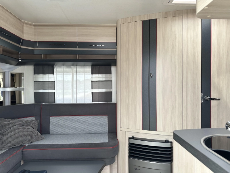 Hobby De Luxe Special 495 UL mover - voortent  foto: 7
