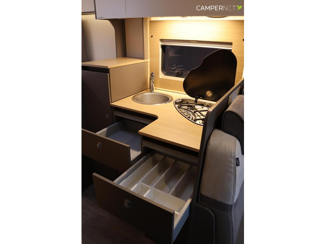 LMC Tourer Lift H664 170pk Automaat | Lengtebedden | Hefbed | Dieselverwarming | Grote garage | Fietsendrager | Multimedia systeem | foto: 11