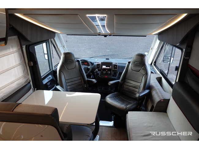 Mc Louis NEVIS | 150Pk | Queensbed | Dakairco | Luchtvering | Zonnepaneel foto: 3