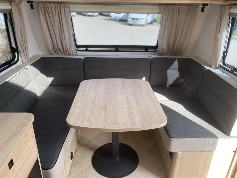 Caravelair Sport Line 455 Anniversary Line Ruime rondzit voorin  foto: 8
