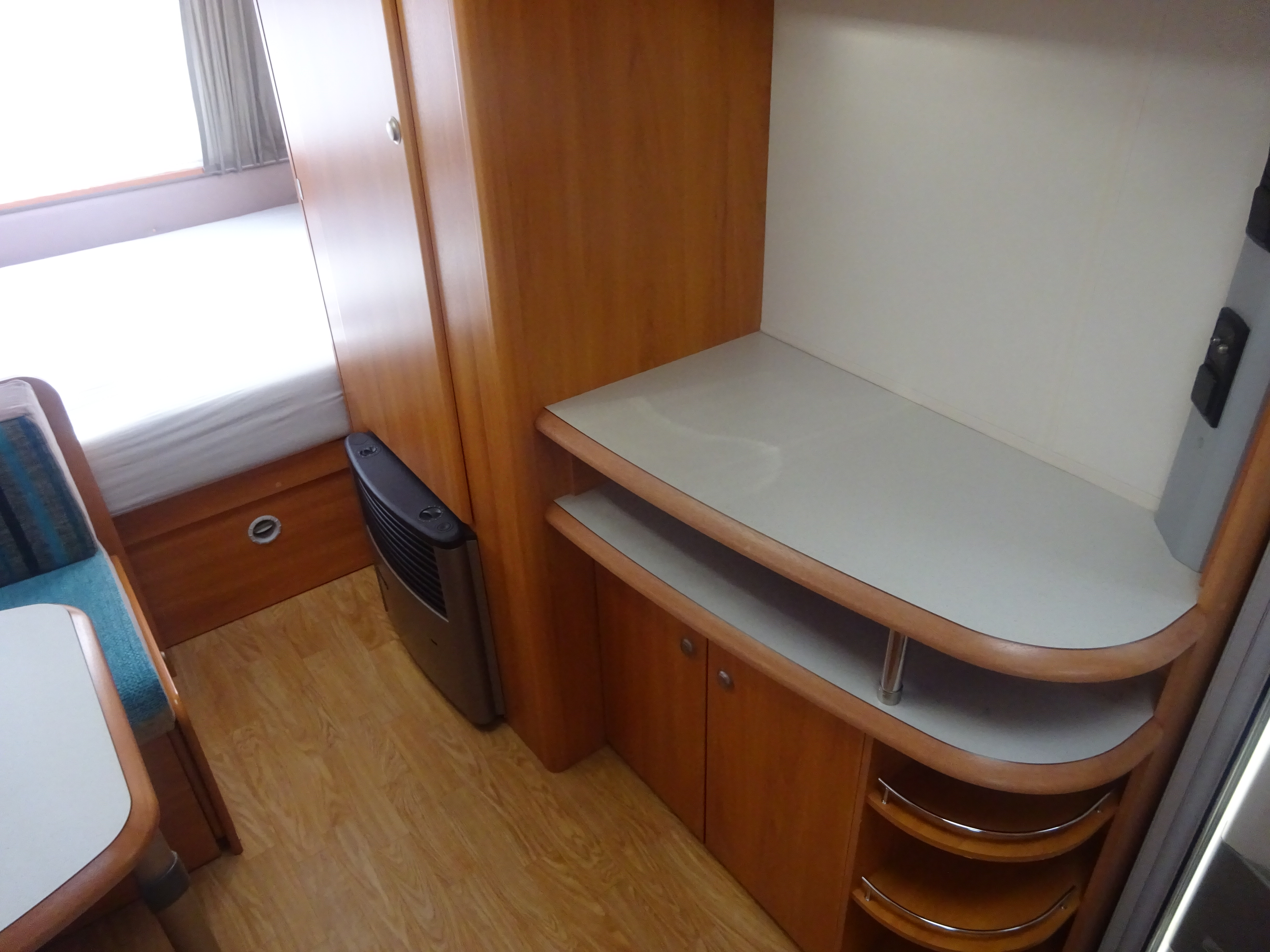Homestar Racer 430 Vast Bed en Treinzit #TOPPER# foto: 18