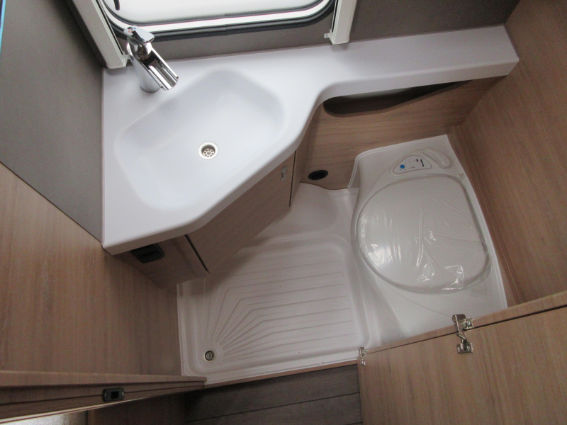 Knaus Sudwind Black Selection 420 QD COMPACT EN GROTE KEUKEN ! Foto: 12